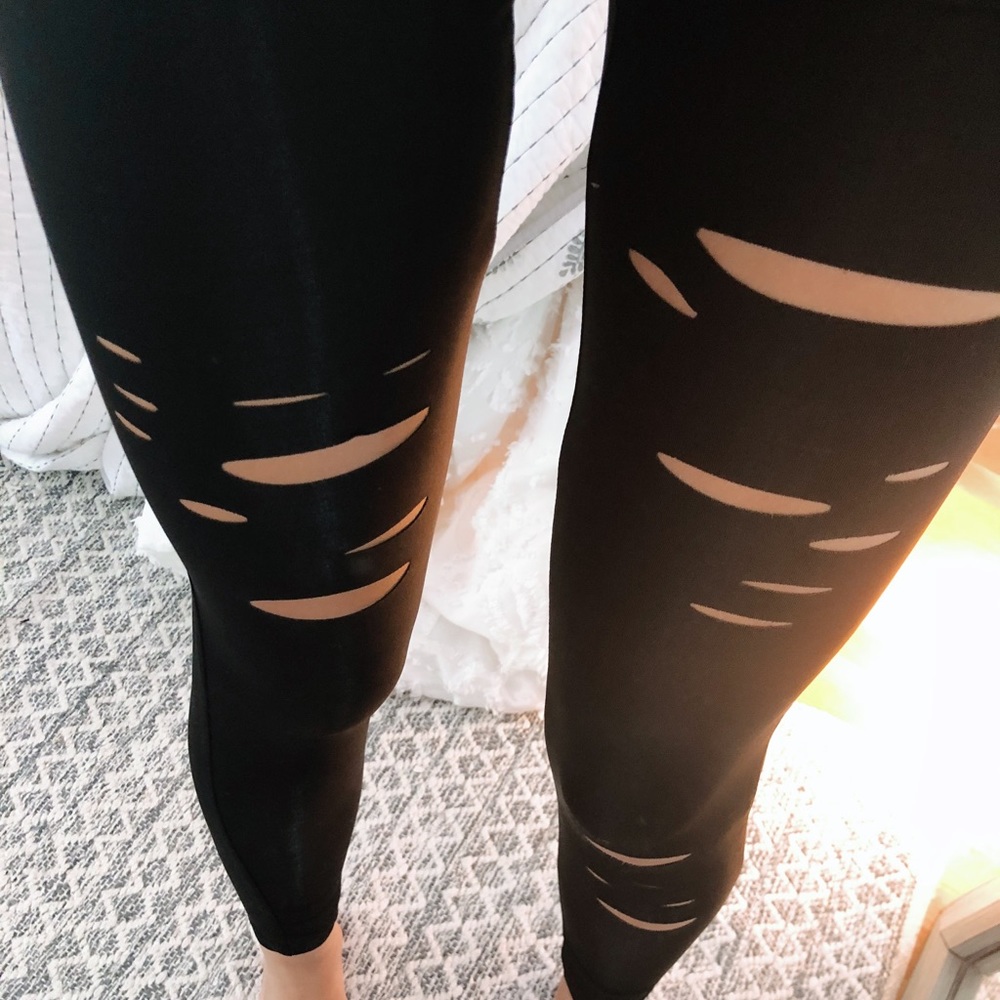 RIPPED LEGGINGS